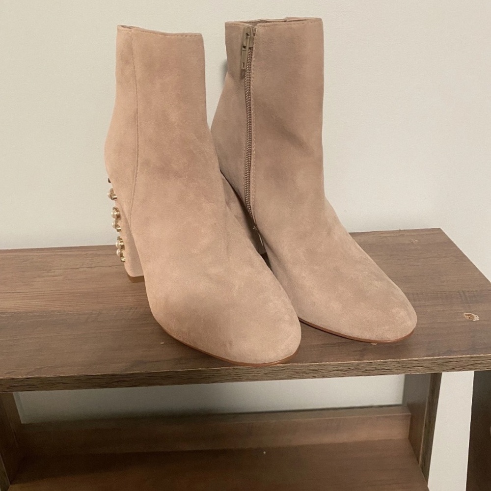 Steve Madden Yvette 6M Pearl Stud Block Heel Boots Beige Suede Business Formal